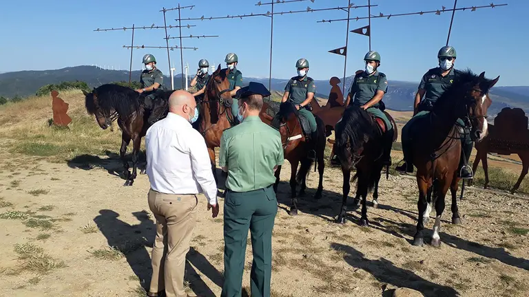 El delegado del Gobierno en Navarra, José Luis Arasti, en el Alto de El Perdón con el Escuadrón de Caballería que vigila el Camino de Santiago en Navarra. DELEGACIÓN DEL GOBIERNO