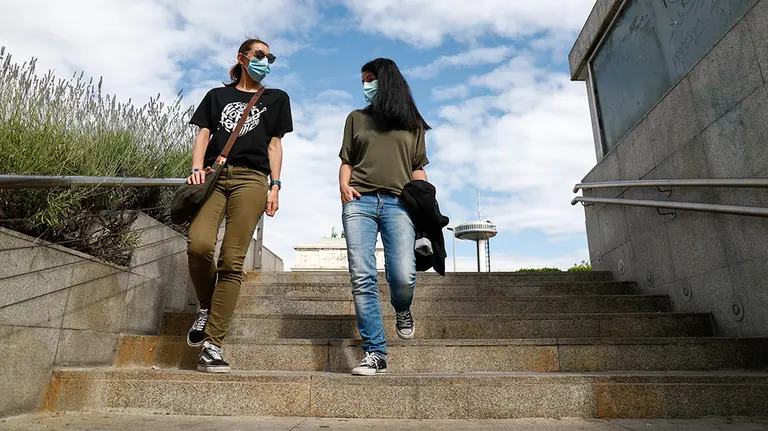 Verónica (d), usuaria de un implante coclear y miembro de FIAPAS (Confederación Española de Familias de Personas Sordas), habla junto al Arco de la Victoria en Moncloa con Patricia (i), trabajadora de FIAPAS, durante la fase 2 de la desescalada en la Comunidad, donde se está encontrando con dificultades en su día a día, especialmente por la falta de indicaciones por escrito de las medidas necesarias a tomar, el uso de mamparas que dificultan su comunicación con otras personas y por llevar mascarilla, que le imposibilita leer los labios, en Madrid (España) a 11 de junio de 2020.

11 JUNIO 2020 SORDERA;DISCAPACIDAD;CORONAVIRUS;PANDEMIA
  (Foto de ARCHIVO)

11/6/2020