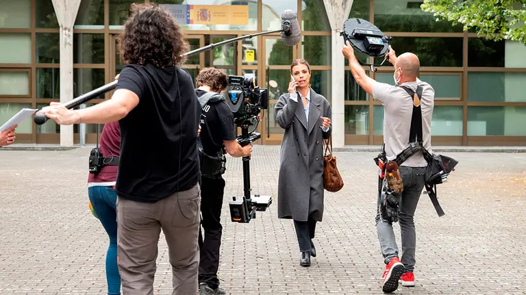 GRAFCAV7333. PAMPLONA, 13/07/2020.- La actriz Maribel Verdú (c) durante el rodaje en Pamplona de la película "Ana Tramel. El juego" dirigida por Salvador García Ruiz y Gracia Querejeta, este lunes en Pamplona. Verdú, en una entrevista concedida a Efe ha afirmado que se siente "muy ilusionada" por haber podido retomar su trabajo y que con la pandemia "hemos visto que la vida es más que nunca carpe diem". EFE/ RTVE/Tornasol/ DeAPlaneta FOTOGRAFÍA CEDIDA/ SOLO USO EDITORIAL/ NO VENTAS
