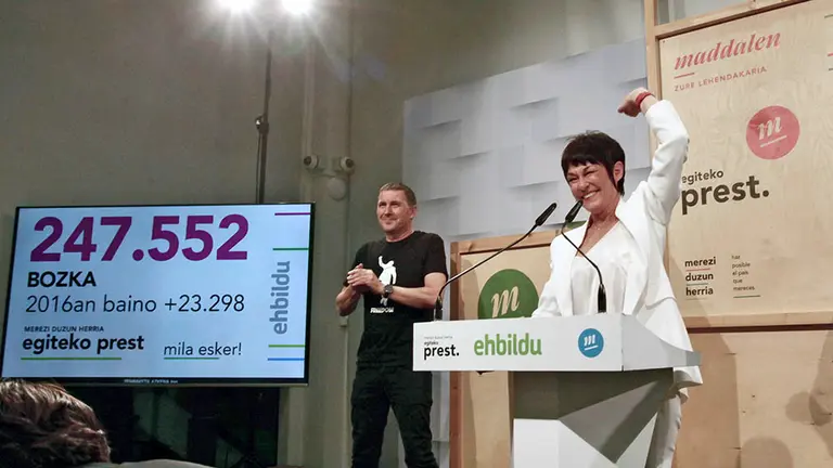 La candidata a lehendakari por EH Bildu, Maddalen Iriarte, durante la noche electoral del 12J en la sede del partido, donde celebra los resultados obtenidos por su formación en las elecciones vascas, en San Sebastián, Guipúzcoa,  País Vasco (España) a 12 de julio de 2020.

12 JULIO 2020;ESCRUTINIO;VOTACIONES;ELECCIONES AUTONÓMICAS;EUSKADI;GALICIA;PAÍS VASCO

12/7/2020