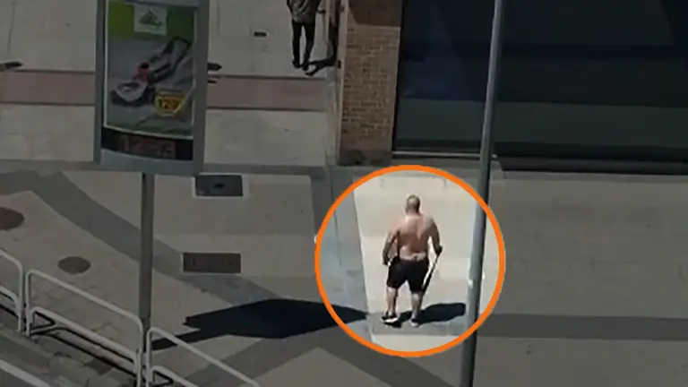 Un hombre amenaza con un bate a un un grupo de personas en la Rochapea. NAVARRA.COM