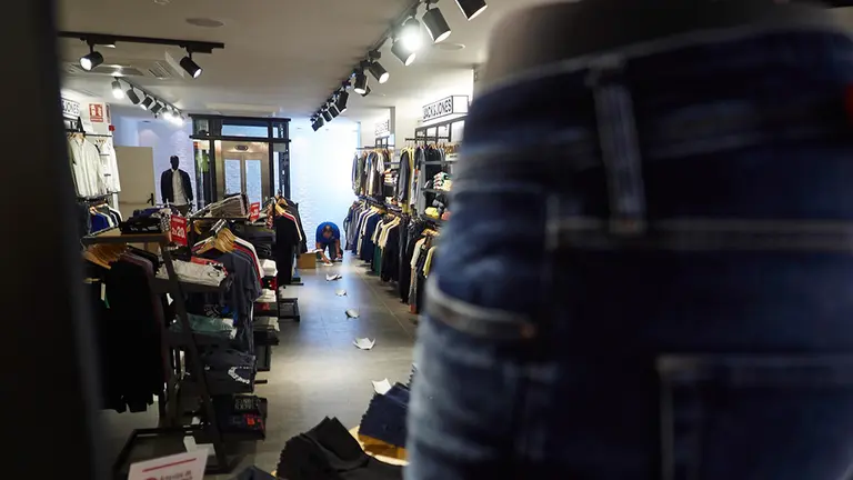 Detalle de los carteles informativos y señales de suelo del interior de una tienda de moda en Pamplona. EDUARDO SANZ / EUROPA PRESS