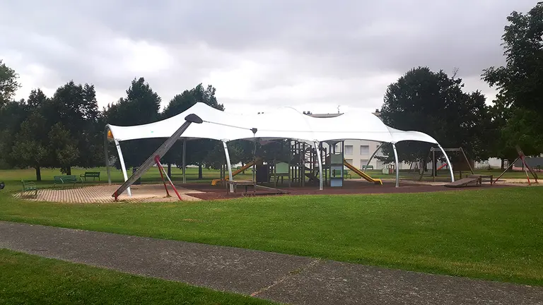 Cubierta colocada en un parque infantil de Mendillorri. AYUNTAMIENTO DE PAMPLONA