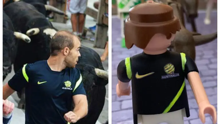 A la izquierda, Pablo López Alonso, autor del vídeo. A la derecha, su playmobil. Cedida