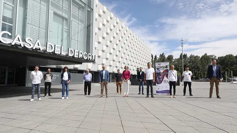 La consejera de Cultura, Rebeca Esnaola y el pentacampeón del Tour, Miguel Indurain, en el centro de la imagen, en la presentación de las dos clásicas navarras del ciclismo femenino, junto con organizadores en el exterior del Navarra Arena. GOBIERNO DE NAVARRA