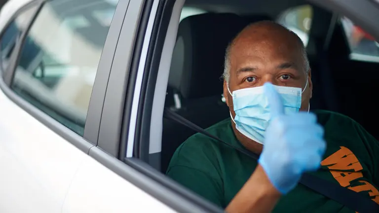 Damián, Policía Foral, sale del Hospital de Navarra despues de estar 60 días ingresado por coronavirus. MIGUEL OSÉS