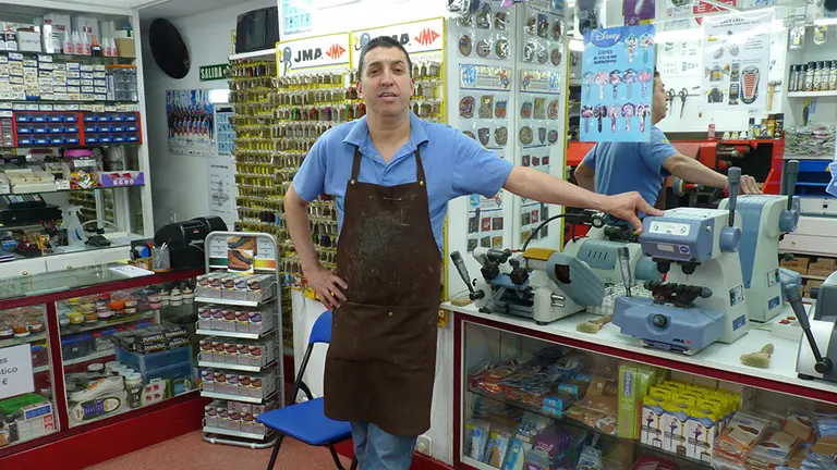 Alí en el interior de su zapatería en la calle Abejeras de Pamplona. Navarra.com