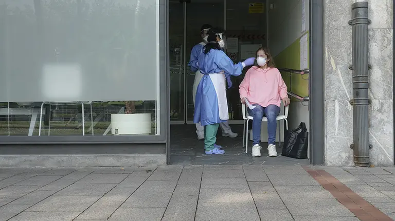 Dos sanitarios protegidos con guantes, mascarillas y pantallas protectoras recogen una muestra de una trabajadora funcionaria que ha dado positivo en Covid-19 o ha estado en riesgo de darlo, para realizar un Análisis PCR en un local de la Diputación de Bizkaia, en Bilbao/Bizkaia/Euskadi (España) a 14 de abril de 2020.

30 MAYO 2020;VIZCAYA;BIZCAIA;PAÍS VASCO;EUSKADI;CORONAVIRUS;COVID-19;PANDEMIA;EPIDEMIA;SANITARIOS;PCR
  (Foto de ARCHIVO)

30/5/2020