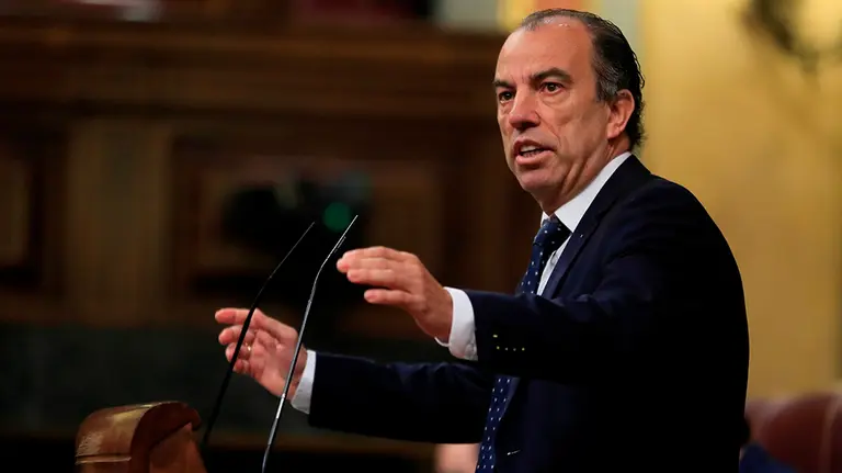 El diputado de Navarra Suma, Carlos García Adanero durante su intervención en el pleno del Congreso este miércoles que debate la convalidación de cuatro reales decretos-leyes relativos a la creación del fondo COVID-19 y con medidas para la reactivación económica y del empleo. EFE/Fernando Alvarado