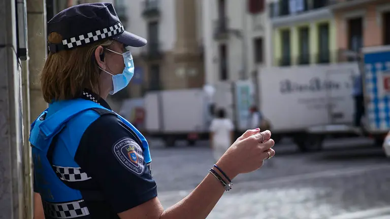 Agentes de la Policía Municipal controlan la afluencia de gente en la Plaza del Consistorio en el momento en el que de celebrarse los Sanfermines 2020 hubiera tenido lugar el famoso chupinazo, en Pamplona, Navarra (España), a 5 de julio de 2020. Pamplona afronta este lunes con medidas para intentar evitar que se produzcan aglomeraciones en la ciudad en el día en el que deberían comenzar los Sanfermines de 2020, que, sin embargo, han sido suspendidos por la pandemia de Covid-19.

06 JULIO 2020;COVID-19;NO SANFERMINES;CELEBRACIÓN;GENTE;FIESTA;TRADICIÓN;TOROS

6/7/2020