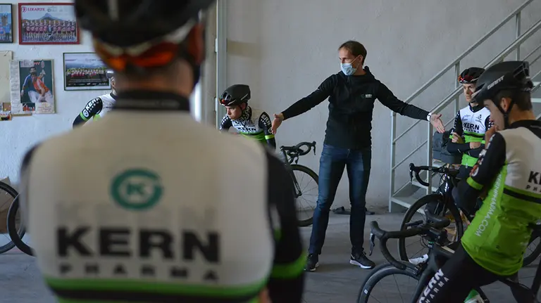 Juanjo Oroz hablando con sus corredores antes de un entrenamiento. Cedida.