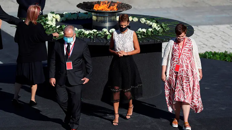 MADRID, 16/07/2020.- La presidenta de Navarra, María Chivite (c), realiza una ofrenda floral ante el pebetero central durante el homenaje de Estado a las víctimas de la pandemia de coronavirus y a los colectivos que le han hecho frente en primera línea, que se ha celebrado este jueves en el Patio de la Armería del Palacio Real con un acto presidido por el rey y que cuenta con la presencia de representantes de instituciones, partidos e invitados internacionales. EFE/ Rodrigo Jiménez
