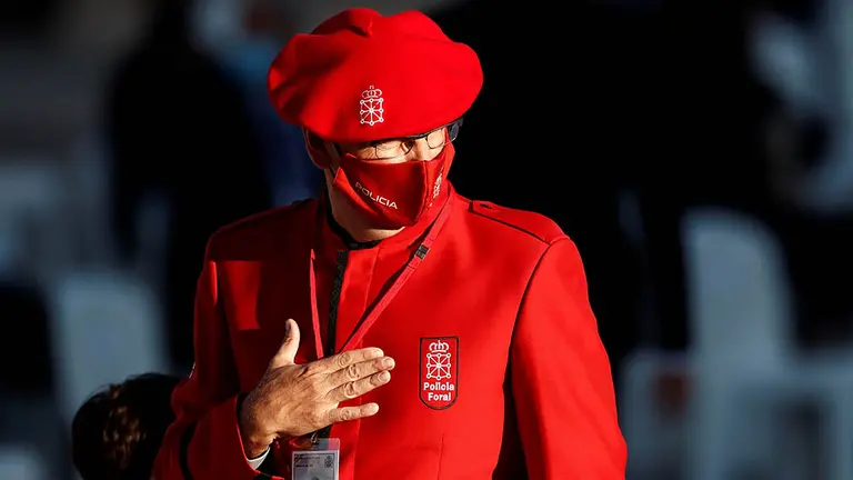 Un miembro de la Policía Foral de Navarra a su llegada a la ceremonia de Estado para homenajear a las víctimas de la pandemia de Covid-19, celebrada en el Palacio Real de Madrid (España), a 16 de julio de 2020.

16 JULIO 2020 CORONAVIRUS;PANDEMIA;HOMENAJE;COVID-19;ENFERMEDAD;FALLECIDOS;LUTO;PATIO DE LA ARMERÍA DEL PALACIO REAL

16/7/2020