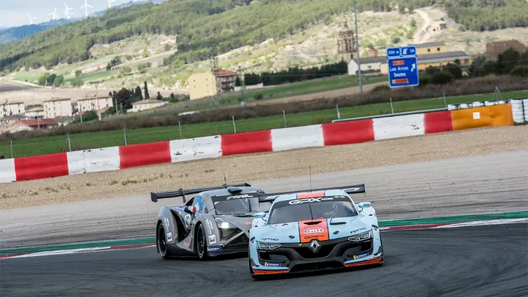 Dos vehículos de competición GT-CER en el Circuito de Navarra con Los Arcos al fondo Cedida.
