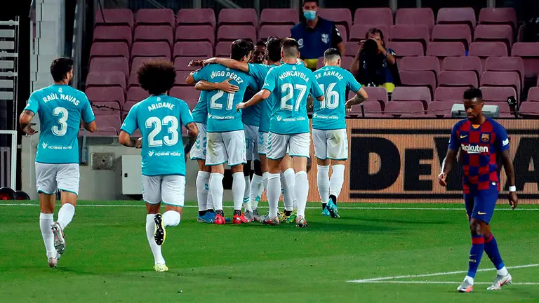 Los jugadores de Osasuna celebran el gol conseguido por su compañero José Arnáiz ante el FC Barcelona, durante el encuentro correspondiente a la jornada 37 de primera división disputado esta noche en el estadio del Camp Nou, en Barcelona. EFE/Alberto Estévez