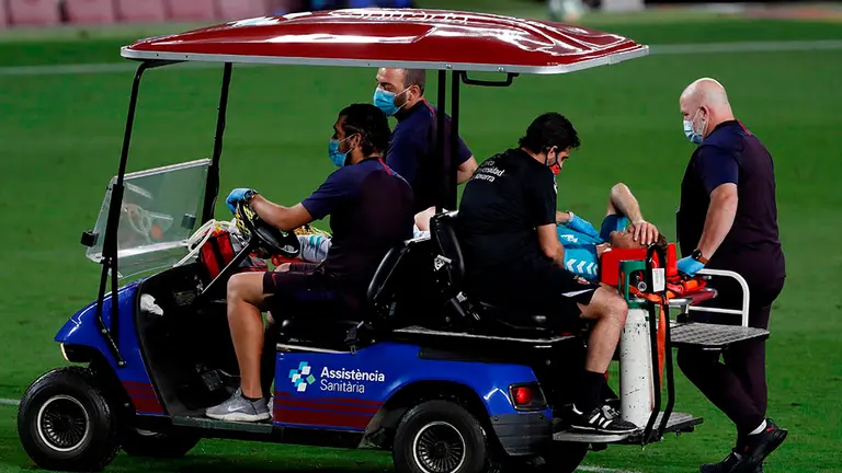 GRAF146. BARCELONA, 16/07/2020.- El centrocampista serbio de Osasuna Darko Brasanac se retira con una lesión en el hombro, durante el partido correspondiente a la jornada 37 de primera división disputado esta noche en el estadio del Camp Nou, en Barcelona. EFE/Alberto Estévez
