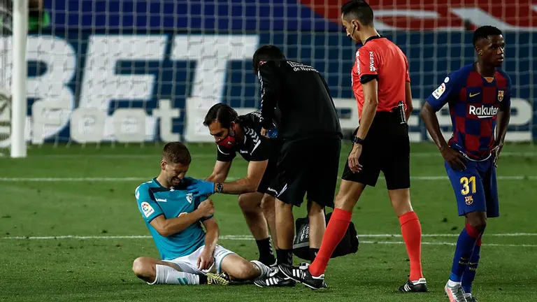 Brasanac lesionado en el hombro en el partido en el Nou Camp entre Barcelona y Osasuna con victoria de los rojilos por 1-2 con goles de Messi, Arnaiz y Roberto Torres.Xavi Bonilla / AFP7