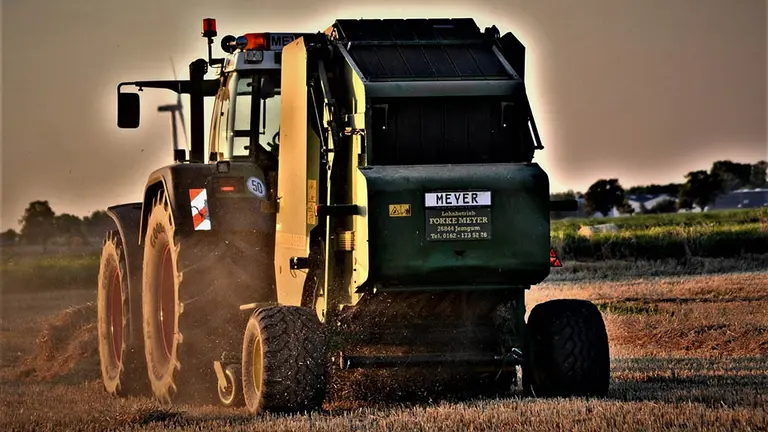 Un tractor realiza tareas agrícolas con una empacadora. ARCHIVO