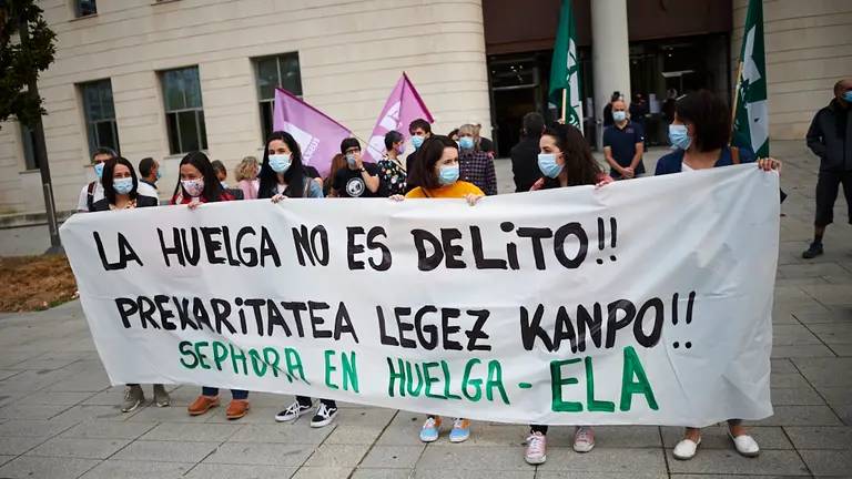 El coordinador de ELA en Navarra, Imanol Pascual, participa en una concentración con motivo del juicio por una demanda interpuesta por Sephora contra el sindicato por huelga ilegal. PABLO LASAOSA