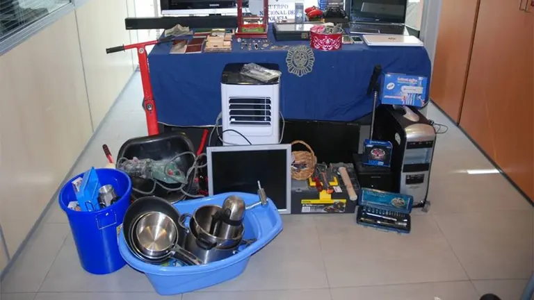 Efectos recuperados por la Policía Nacional tras detener al presunto autor de dos robos con fuerza en viviendas en Pamplona. POLICÍA NACIONAL