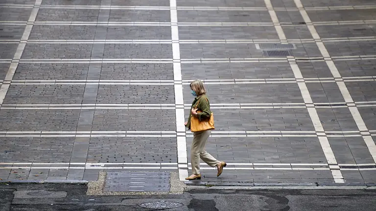 Las mascarillas pasan a ser obligatorias en toda la comunidad foral debido a los rebrotes de coronavirus. MIGUEL OSÉS