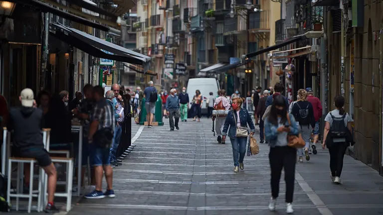Las mascarillas pasan a ser obligatorias en toda la comunidad foral debido a los rebrotes de coronavirus. MIGUEL OSÉS