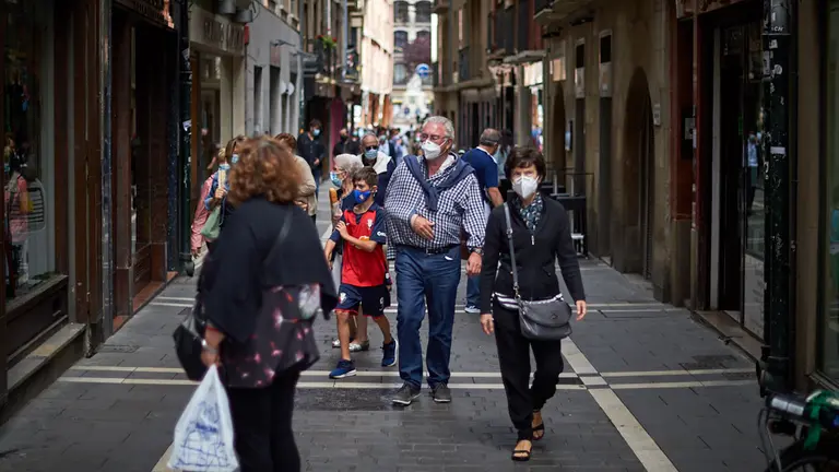 Las mascarillas pasan a ser obligatorias en toda la comunidad foral debido a los rebrotes de coronavirus. MIGUEL OSÉS