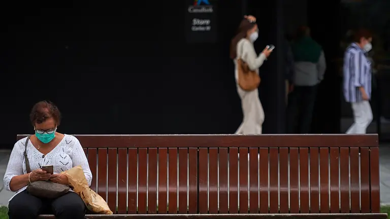 Las mascarillas pasan a ser obligatorias en toda la comunidad foral debido a los rebrotes de coronavirus. MIGUEL OSÉS