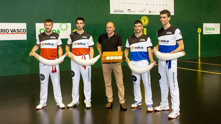 Las dos parejas finalistas con el intendente de la empresa, Kike Elizalde, en el centro de la imagen. Maialen Andrés.