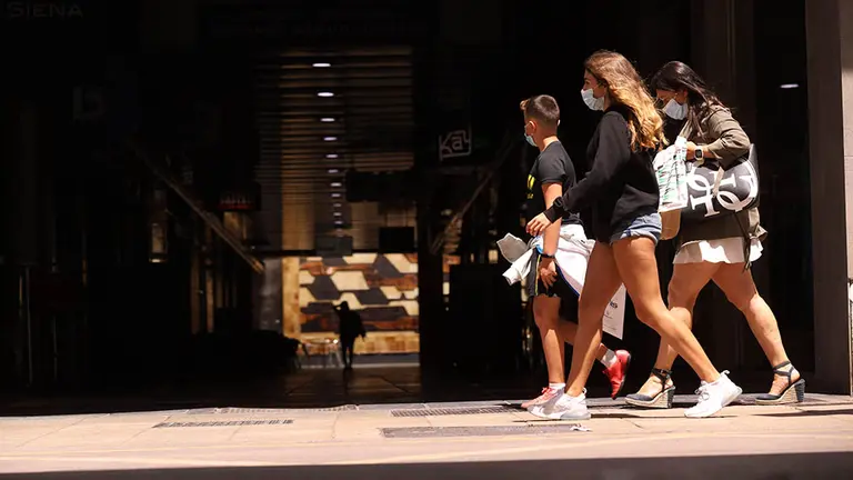 Una familia pasea con mascarilla por una céntrica calle de Vitoria-Gasteiz, Álava, País Vasco (España), a 16 de julio de 2020. A partir de hoy, Euskadi ha decretado el uso obligatorio de la mascarilla, en los espacios al aire libre y en cualquier espacio cerrado de uso público, independientemente de que se pueda mantener la distancia de seguridad o no.

16 JULIO 2020;MASCARILLA OBLIGATORIA;EUSKADI;CORONAVIRUS;COVID-19;PANDEMIA

16/7/2020