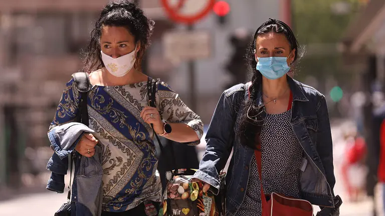 Dos mujeres con mascarilla pasean por una céntrica calle de Vitoria-Gasteiz, Álava, País Vasco (España), a 16 de julio de 2020. A partir de hoy, Euskadi ha decretado el uso obligatorio de la mascarilla, en los espacios al aire libre y en cualquier espacio cerrado de uso público, independientemente de que se pueda mantener la distancia de seguridad o no.

16 JULIO 2020;MASCARILLA OBLIGATORIA;EUSKADI;CORONAVIRUS;COVID-19;PANDEMIA

16/7/2020
