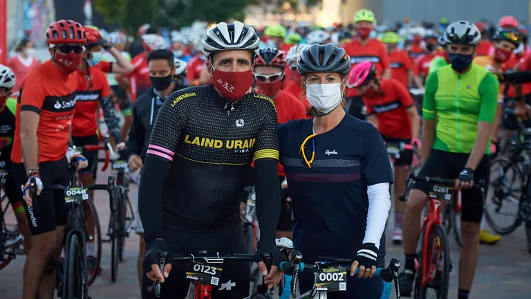 Salida de la marcha cicloturista La Indurain desde el polideportivo Hemanos Indurain de Villava. MIGUEL OSÉS