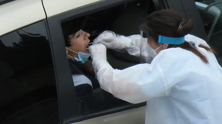 Una trabajadoras del Hospital de Eibar realiza test PCR al conductor de un vehículo en el parking del centro, en Eibar, Guipúzcoa, País Vasco (España), a 17 de julio de 2020. En Eibar ya se han contado 18 positivos desde el día 12 y por ello, para evitar la propagación del virus, se realizan los test masivos.

17 JULIO 2020;COVID-19;CORONAVIRUS;PREVENCIÓN;TEST PCR

17/7/2020