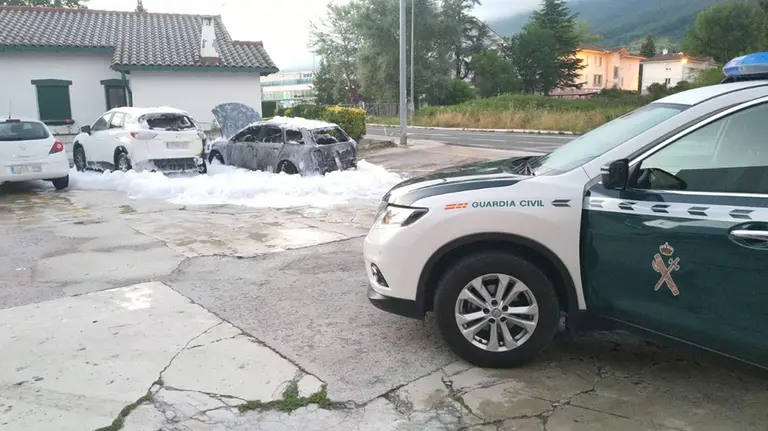 Incendio de varios vehículos en Alsasua GUARDIA CIVIL