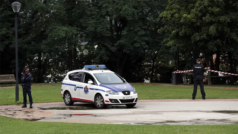 Agentes de la Ertzaintza, custodian la zona en el parque de Etxebarria donde sucedieron los hechos. EFE