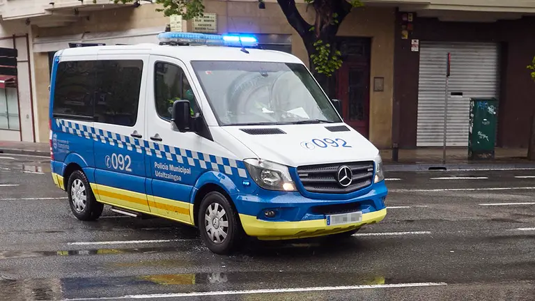 Un furgón de la Policía Municipal durante el Martes Santo y la cuarta semana del estado de alarma decretado por el Gobierno por la crisis del coronavirus, en Pamplona/Navarra (España) a 7 de abril de 2020.

FRÍO;LLUVIA;MAL TIEMPO;COVID-19;CONFINAMIENTO;PANDEMIA;ENFERMEDAD;BAJAS TEMPERATURAS;PARAGUAS;SEMANA SANTA
  (Foto de ARCHIVO)

7/4/2020