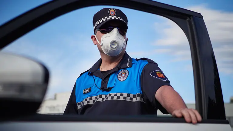 Policia Municipal de Pamplona realiza vigilancia desde el vehículo policial durante un control de movilidad realizado en Pamplona, Navarra, España, a 8 de mayo de 2020.

Policia Municipal de Pamplona realiza vigilancia desde el vehículo policial durante un control de movilidad realizado en Pamplona, Navarra, España, a 8 de mayo de 2020.

  (Foto de ARCHIVO)

8/5/2020