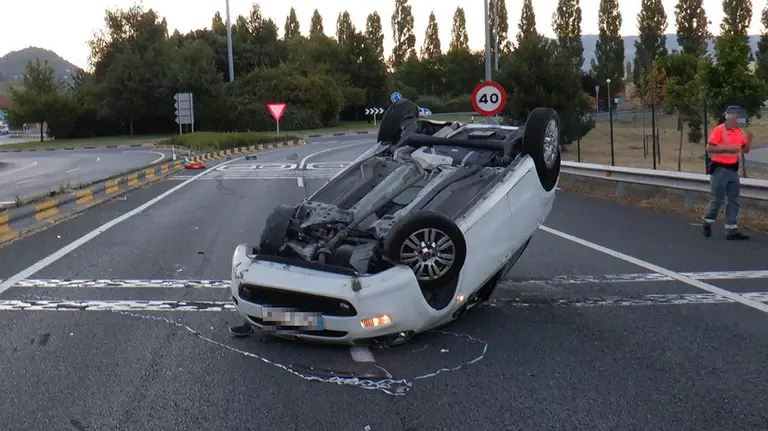 Vuelco de un coche en la ronda de Pamplona POLICÍA FORAL
