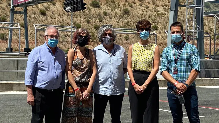 Autoridades políticas y deportivas de Navarra en el Circuito de Los Arcos. Cedida.