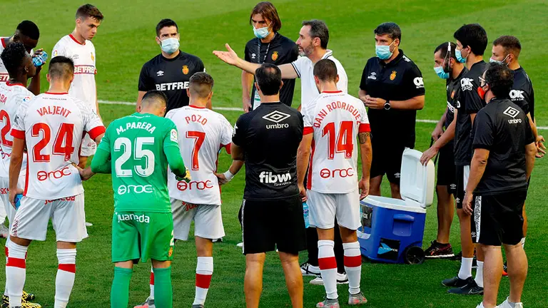 Vicente Moreno da instrucciones a los jugadores del Mallorca durante el partido ante Osasuna disputado este domingo en El Sadar. EFE/ Villar Lopez