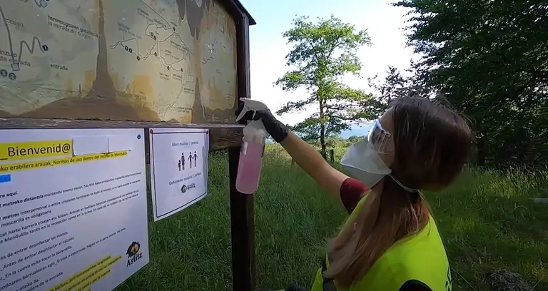 Una joven desinfecta un espacio natural. YOUTUBE