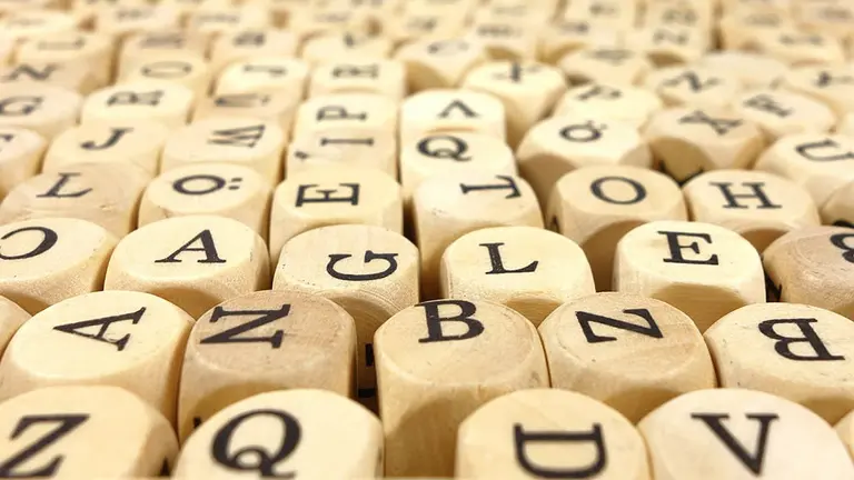 Fichas de un juego de palabras extendidas sobre una mesa