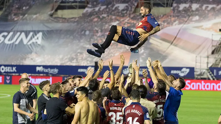 Fran Mérida es manteado por sus compañeros al final del partido ante el Mallorca. CA Osasuna.