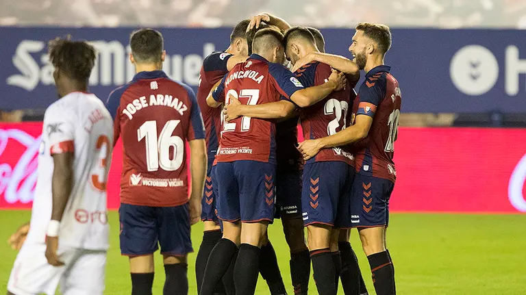 Alegría de los jugadores rojillos ante el Mallorca en El Sadar. CA Osasuna.