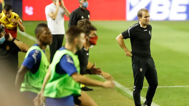 Jagoba Arrasate junto al banquillo de su equipo ante el Mallorca. CA Osasuna.