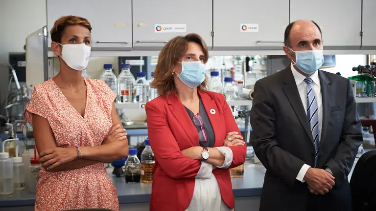 La ministra para la Transición Ecológica y el Reto Demográfico, Teresa Ribera, visita junto a la presidenta del Gobierno foral, María Chivite, las instalaciones del Centro Nacional de Energías Renoavbles. PABLO LASAOSA