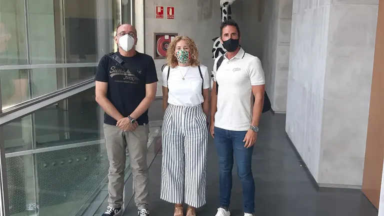 Representantes de UGT, LAB y SEPNA-FSIE, esta mañana en el Parlamento. UGT NAVARRA