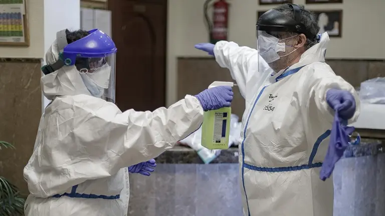 Desinfectan a un trabajador de una residencia.

Desinfectan a un trabajador de una residencia.


17/7/2020