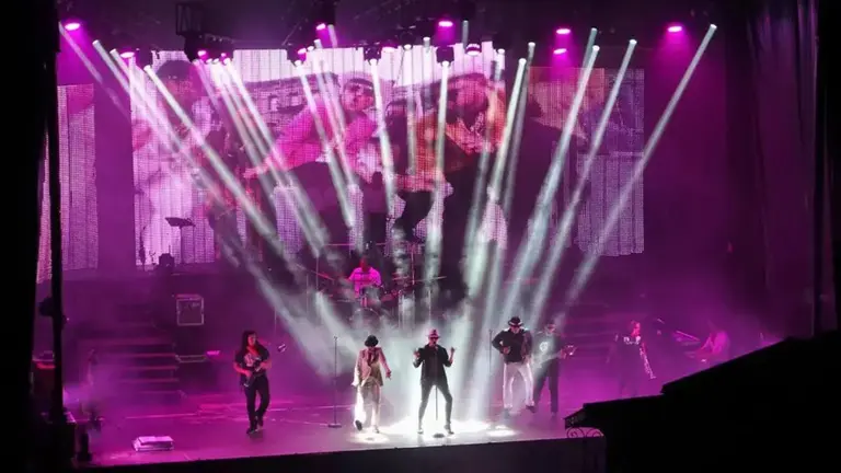 Espectáculo de luces y colores de la Orquesta Jamaica Show durante celebración de uno de sus conciertos. CEDIDA