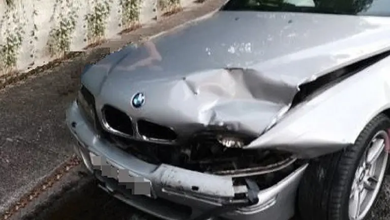 Coche con el que se produjo el atropello de un hombre a la salida de una discoteca en Villava POLICÍA FORAL